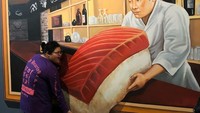 Lukisan sushi yang sangat besar ini, jadi properti lucu Aleta saat foto. Wah, tampilan lukisan ini persis seperti Aleta tengah mengambil potongan sushi itu. Foto: Instagram @aleta20aleta