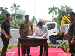 Terima Hibah Skylift Walker, Risma Akan Gunakan untuk Perantingan