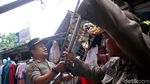 Aksi Satpol PP Tertibkan PKL Bandel di Tanah Abang