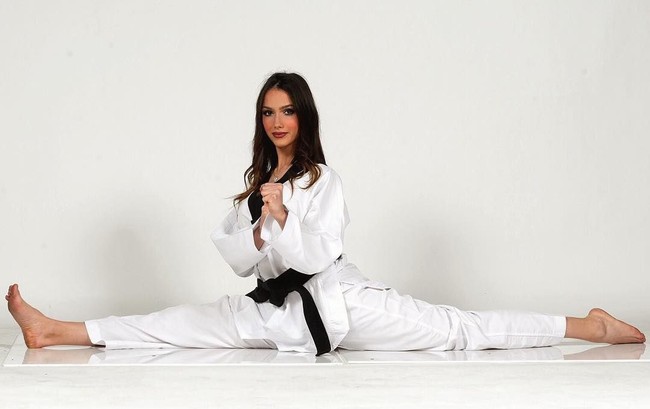 Dikenal sebagai presenter, Sara Damnjanovic juga merupakan seorang juara taekwondo sabuk hitam yang populer di Instagram dengan menunjukkan keahliannya dalam olahraga bela diri. Foto: Instagram @saratkd7