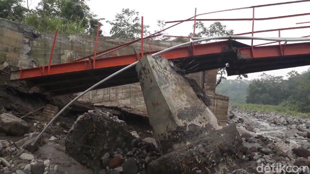Jembatan Putus, Pelajar di Brebes Lewati Sungai Berarus Deras