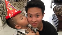 Bersama keponakannya tersayang, Liliyana tampak berfoto dengan cake ulang tahun saat rayakan ulang tahun Kenzo. Foto: Instagram@natsirliliyana