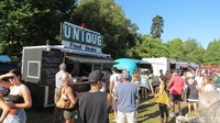 Semua orang datang ke sini untuk menikmati matahari di musim panas Bumi selatan. Lalu mereka bisa membeli aneka makanan dan minuman, lalu pesta makan bersama (Fitraya/detikTravel)