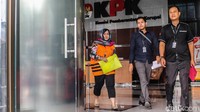 Tersangka Kepala Bidang Tata Ruang Dinas PUPR Pemkab Bekasi Neneng Rahmi Nurlaely (kanan) meninggalkan Gedung KPK usai menjalani pemeriksaan di Jakarta, Senin (28/1/2019).