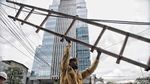Kabel Semrawut di Depan Polsek Taman Sari Dirapikan