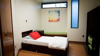 Kamar tempat pasien menginap. Satu orang bisa menghabiskan waktu sebulan untuk bisa menyembuhkan kecanduannya terhadap internet. Foto: REUTERS/Maddie McGarvey