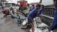 Kegiatan antisipasi banjir itu dilakukan karena sebelumnya kawasan pemukiman nelayan Muara Angke terendam banjir hingga 50 cm.