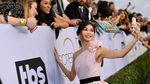 Gemma Chan Glamor dengan Warna Pink