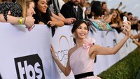Gemma Chan selfie bareng para penggemar. Foto: Kevork Djansezian/Getty Images