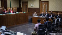 Hakim melontarkan pertanyaan-pertanyaan kepada saksi terkait kasus suap yang menjerat Irwandi Yusuf.