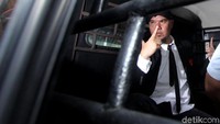 Jaksa langsung menggelendang Ahmad Dhani ke mobil tahanan. Dia sempat berpose dua jari atau victory. (Foto: Grandyos Zafna)