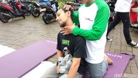 Ternyata masyarakat Kota Depok begitu antusias untuk mendapatkan manual treatment dari para fisioterapis. (Foto: Widiya Wiyanti/detikHealth)