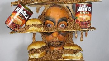 Menggunakan burger. Foto: instagram.com/davidhenrynobodyjr/