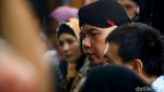 Senyum dan Pose Dua Jari Ahmad Dhani Hadapi Vonis