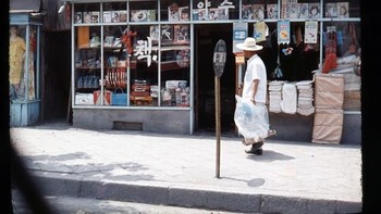 Salah satu toko kelontong di Seoul kala itu. Foto: Vintages