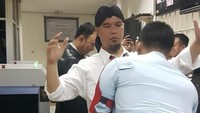 Ahmad Dhani resmi ditahan di Rutan Cipinang. Sebelum itu, petugas rutan melakukan pemeriksaan fisik terhadap Ahmad Dhani (Foto: Ahmad Dhani di Rutan Klas I Cipinang /istimewa).