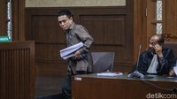 Selain itu, Irwandi didakwa menerima gratifikasi Rp 41,7 miliar selama menjabat Gubernur Aceh.