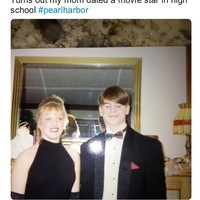 Anda mungkin juga akan kaget jika tahu seorang selebriti terkenal bisa jadi ayah atau ibu Anda. Seperti Alex yang baru mengetahui ibunya mengencani Josh Harnett ketika SMA. Foto: Twitter