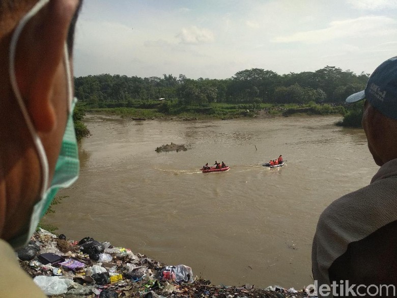 Pencarian Mobil  Tercebur Sungai  Brantas  Tulungagung Pakai 