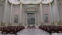 Keluar dari ruang wisdom, ada ruang justice atau keadilan yang bikin melongo. Kalau sebelumnya ruangan cenderung bernuansa gelap, justice dibuat mewah dengan dominasi warna putih dan emas. (Bonauli/detikTravel)