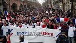 Saat 10 Ribu Demonstran Syal Merah Banjiri Paris