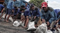 Ribuan karung pasir disiapkan untuk mengantisipasi terjadinya banjir rob yang timbul akibat fenomena alam gerhana bulan total dan supermoon.