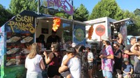 Semua warga kota pindah ke acara ini. Ada sekitar 30 food truck menggelar aneka kuliner dari berbagai belahan dunia (Fitraya/detikTravel)