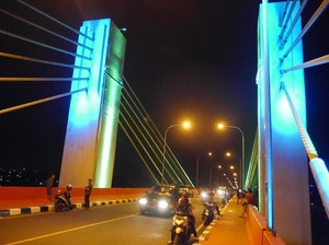 Menikmati Indahnya Malam di Palembang dari Jembatan Baru