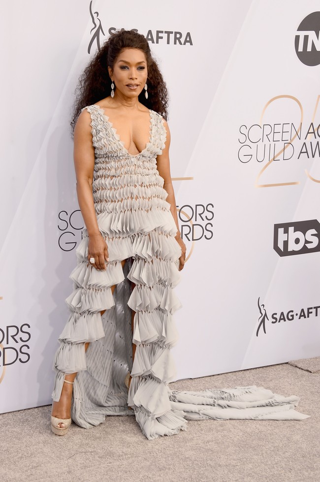 Gaun abu-abu karya Georges Chakra menjadi andalan bintang Black Panther Angela Bassett. Gaun tersebut hadir dengan material chiffon cut-out tiga dimensi yang sukses membuat penampilan Angela memukau. (Foto: Getty Images)