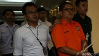ISP ditangkap tanpa perlawanan. Dari tangan ISP, polisi menyita sejumlah barang bukti.
