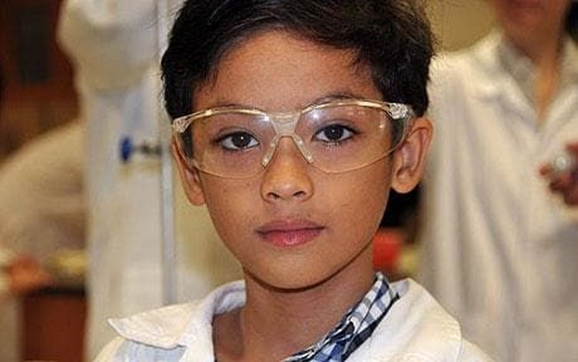 Ainan Cawley: IQ 263. Pada usia 8 tahun, Cawley sudah mengambil 3 tahun kursus kimia di Politeknik Singapura. Pada saat berusia 9 tahun, ia sudah menghafal 518 desimal pertama. Kini di usianya yang ke 18 tahun, remaja asal Irlandia ini sepertinya tertarik di dunia hiburan setelah menulis naskah dan mengarang lagu untuk sebuah film pendek berjudul Reflection. Foto: Istimewa