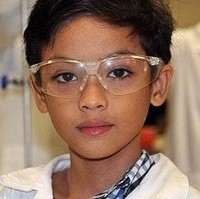 Ainan Cawley: IQ 263. Pada usia 8 tahun, Cawley sudah mengambil 3 tahun kursus kimia di Politeknik Singapura. Pada saat berusia 9 tahun, ia sudah menghafal 518 desimal pertama. Kini di usianya yang ke 18 tahun, remaja asal Irlandia ini sepertinya tertarik di dunia hiburan setelah menulis naskah dan mengarang lagu untuk sebuah film pendek berjudul Reflection. Foto: Istimewa