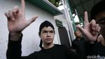 Ahmad Dhani Terus Acungkan Salam Dua Jari usai Divonis 1,5 Tahun Penjara
