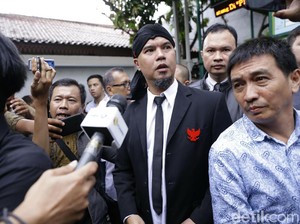 Pose 2 Jari Ahmad Dhani Setelah Divonis Bersalah