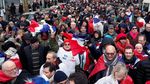 Saat 10 Ribu Demonstran Syal Merah Banjiri Paris