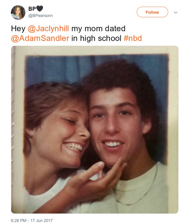 Di Twitter netizen tengah ramai memperbincangkan foto-foto selebriti di masa lalu. Lucunya, rangkaian foto tersebut diungkap oleh netizen yang saudara bahkan ibunya pernah berpacaran dengan seleb tersebut. Salah satunya adalah netizen berikut yang ibunya sempat mengencani Adam Sandler. Foto: Twitter