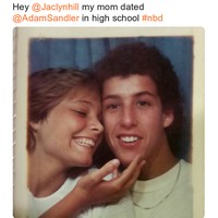 Di Twitter netizen tengah ramai memperbincangkan foto-foto selebriti di masa lalu. Lucunya, rangkaian foto tersebut diungkap oleh netizen yang saudara bahkan ibunya pernah berpacaran dengan seleb tersebut. Salah satunya adalah netizen berikut yang ibunya sempat mengencani Adam Sandler. Foto: Twitter