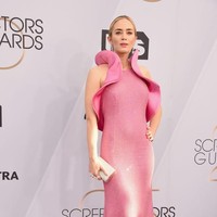 Gaun pink yang bermandikan bordiran kristal rancangan Michael Kors menjadi andalan Emily Blunt. Gaun tersebut dilengkapi dekorasi yang memahat di area lengan, berikut clutch silver Jimmy Choo, kian menyempurnakan gaya bintang Mary Poppins Returns ini. (Foto: Getty Images)