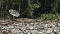 Bendungan jebol tersebut mengakibatkan luapan lumpur menimbun kantin tempat para karyawan tambang sekaligus mengepung rumah-rumah warga, kendaraan, dan jalan.