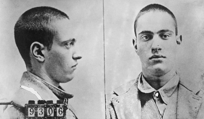 Nathan Leopold: IQ 200. Nama Nathan Leopold dikenal karena memiliki IQ 200 dan dapat berbicara sembilan bahasa saat usia 18 tahun. Namun, Leopold tidak menggunakan kecerdasannya untuk melakukan hal yang baik. Saat usia 19 tahun, ia ditangkap karena pembunuhan. Ia mengabiskan 33 tahun di penjara sebelum akhirnya bebas bersyarat. Foto: Getty Images