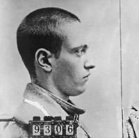 Nathan Leopold: IQ 200. Nama Nathan Leopold dikenal karena memiliki IQ 200 dan dapat berbicara sembilan bahasa saat usia 18 tahun. Namun, Leopold tidak menggunakan kecerdasannya untuk melakukan hal yang baik. Saat usia 19 tahun, ia ditangkap karena pembunuhan. Ia mengabiskan 33 tahun di penjara sebelum akhirnya bebas bersyarat. Foto: Getty Images