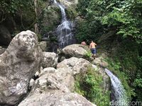 Air Terjun Tersembunyi Bermandi Cahaya Pelangi di Polewali Mandar