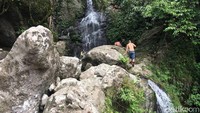 Air Terjun Lakunnu memiliki 4 tingkat. Yang pertama tingginya 20 meter, yang kedua 8 meter, yang ketiga 30 meter dan yang keempat 6 meter. Namun yang biasa dikunjungi, hanyalah tingkat ke 3 dan 4 saja (Abdy Febriady/detikTravel)
