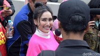 Ayu Ting Ting tampil dengan busana mencolok saat ditemui di TransTV, Jalan Kapten Tendean, Jakarta Selatan, pekan lalu. Foto: Noel/detikHOT