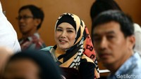 Selama persidangan, Ahmad Dhani ditemani oleh istrinya Mulan Jameela dan kedua anaknya, Al dan Dul (Foto: Grandyos Zafna)