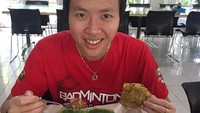 Sedang berada di Kudus, Liliyana menyantap lentog. Lentog adalah makanan khas Kudus yang dibuat dari campuran lontong dan sayur lodeh. Foto: Instagram@natsirliliyana