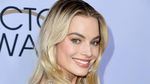 Margot Robbie Sang Ratu Karpet Merah