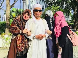 Ustaz Arifin Ilham Langsung Salat Zuhur dengan Santri di Sentul