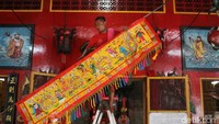 Mereka juga memasang ornamen menyambut tahun babi ini.