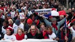 Saat 10 Ribu Demonstran Syal Merah Banjiri Paris